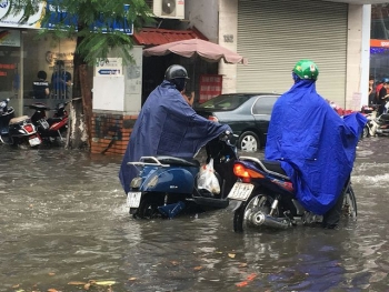Hà Nội: Nhiều tuyến phố ngập sâu, người dân bì bõm dắt xe máy lội nước