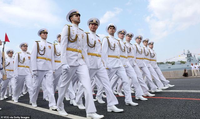 Tàu chiến, máy bay Nga rầm rộ phô diễn sức mạnh trong lễ duyệt binh tau chien may bay nga ram ro pho dien suc manh trong le duyet binh