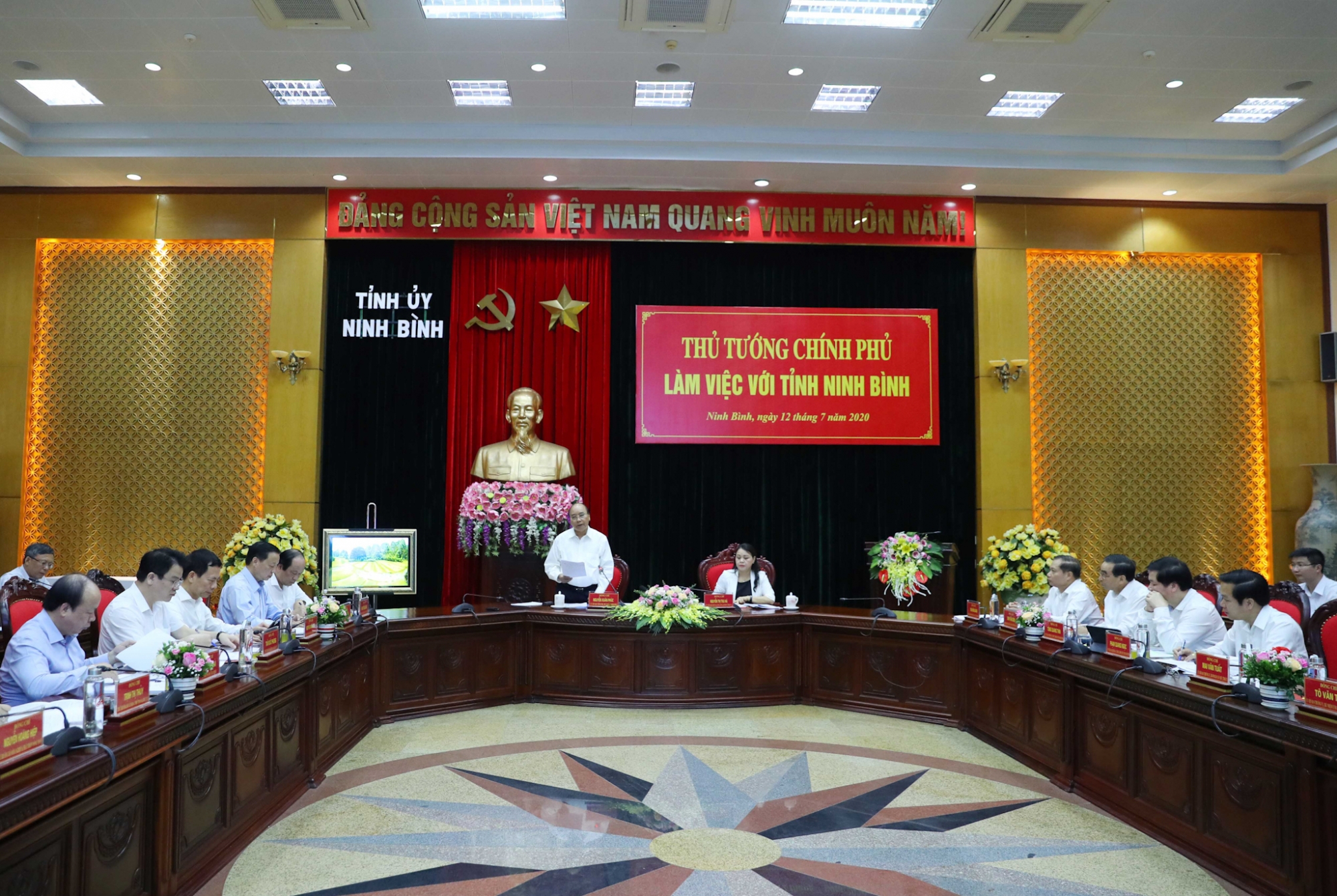 thu tuong nguyen xuan phuc lam viec voi can bo chu chot tinh ninh binh