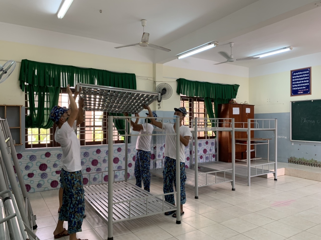 Khi lính biển căng mình chống dịch