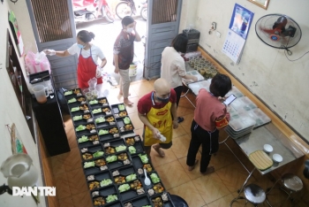 Những suất cơm đầy ắp nghĩa tình gửi tuyến đầu chống dịch ở Hà Nội