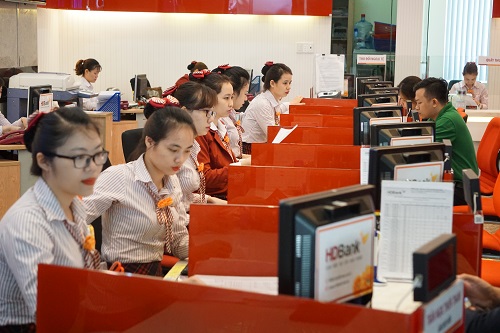 nhan vien ngan hang nao kiem tien tot nhat