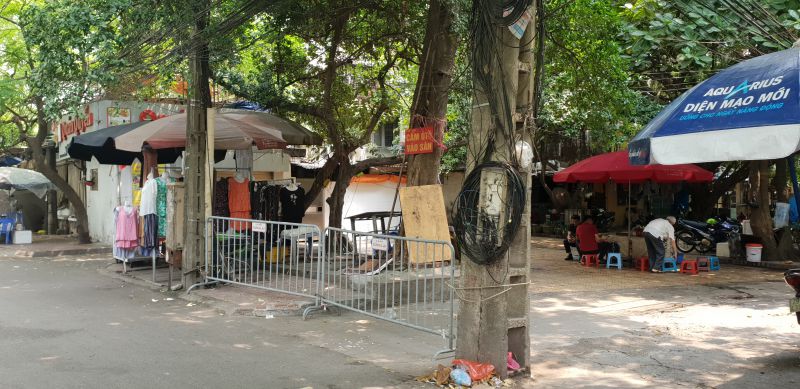 ba dinh ha noi cu dan tap the giang vo cau cuu khi bi bi chan loi di