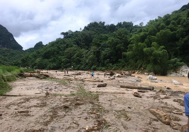 Òa khóc trước cảnh tan hoang sau cơn “đại hồng thủy” ở nơi đại ngàn oa khoc truoc canh tan hoang sau con dai hong thuy o noi dai ngan