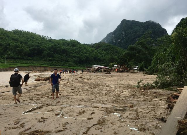 Òa khóc trước cảnh tan hoang sau cơn “đại hồng thủy” ở nơi đại ngàn oa khoc truoc canh tan hoang sau con dai hong thuy o noi dai ngan