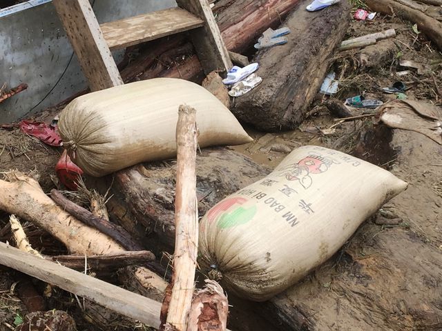 Òa khóc trước cảnh tan hoang sau cơn “đại hồng thủy” ở nơi đại ngàn oa khoc truoc canh tan hoang sau con dai hong thuy o noi dai ngan