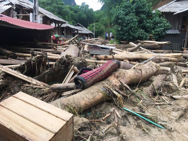 Òa khóc trước cảnh tan hoang sau cơn “đại hồng thủy” ở nơi đại ngàn oa khoc truoc canh tan hoang sau con dai hong thuy o noi dai ngan