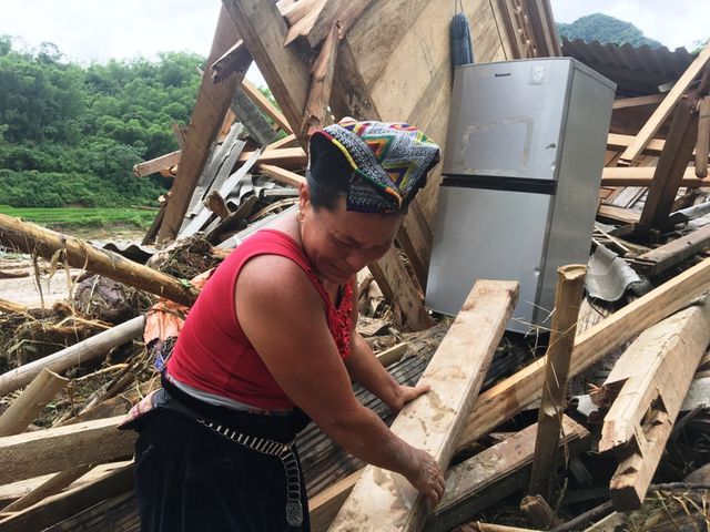 Òa khóc trước cảnh tan hoang sau cơn “đại hồng thủy” ở nơi đại ngàn oa khoc truoc canh tan hoang sau con dai hong thuy o noi dai ngan