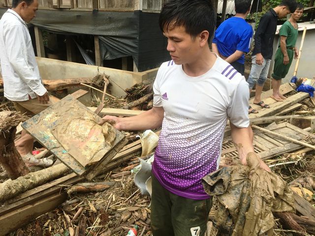 Òa khóc trước cảnh tan hoang sau cơn “đại hồng thủy” ở nơi đại ngàn oa khoc truoc canh tan hoang sau con dai hong thuy o noi dai ngan