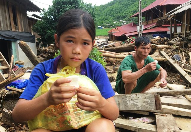Òa khóc trước cảnh tan hoang sau cơn “đại hồng thủy” ở nơi đại ngàn oa khoc truoc canh tan hoang sau con dai hong thuy o noi dai ngan