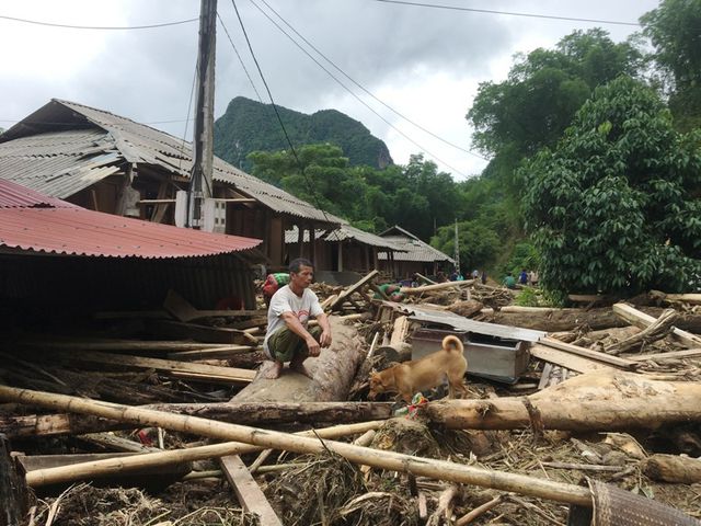 Òa khóc trước cảnh tan hoang sau cơn “đại hồng thủy” ở nơi đại ngàn oa khoc truoc canh tan hoang sau con dai hong thuy o noi dai ngan