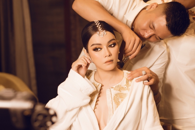 sao viet ngay 138 ly nha ky dien vay theu chi vang du sinh nhat dai gia an do