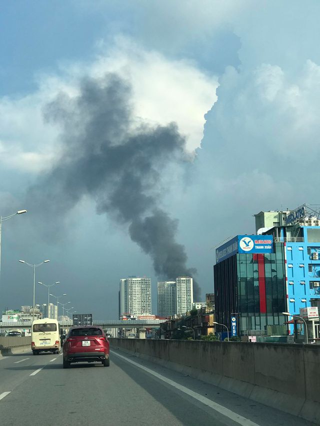 ha noi chay du doi o to va nhieu xe may bi thieu rui