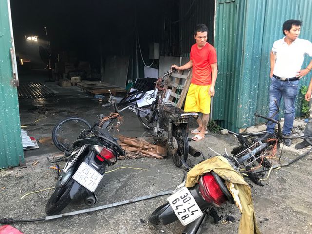ha noi chay du doi o to va nhieu xe may bi thieu rui