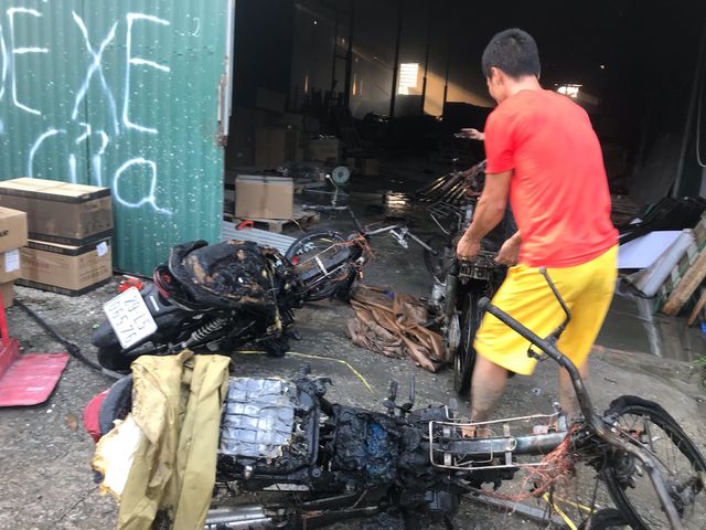 ha noi chay du doi o to va nhieu xe may bi thieu rui
