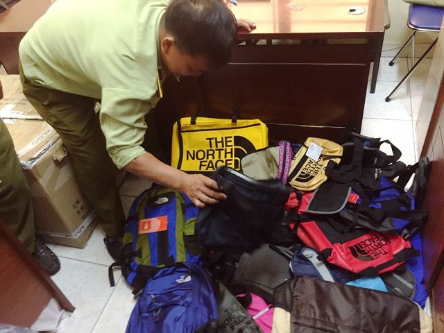 tam giu hang loat san pham nghi gia thuong hieu lacoste uniqlo the north face