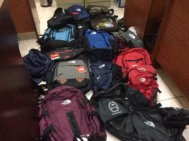 tam giu hang loat san pham nghi gia thuong hieu lacoste uniqlo the north face