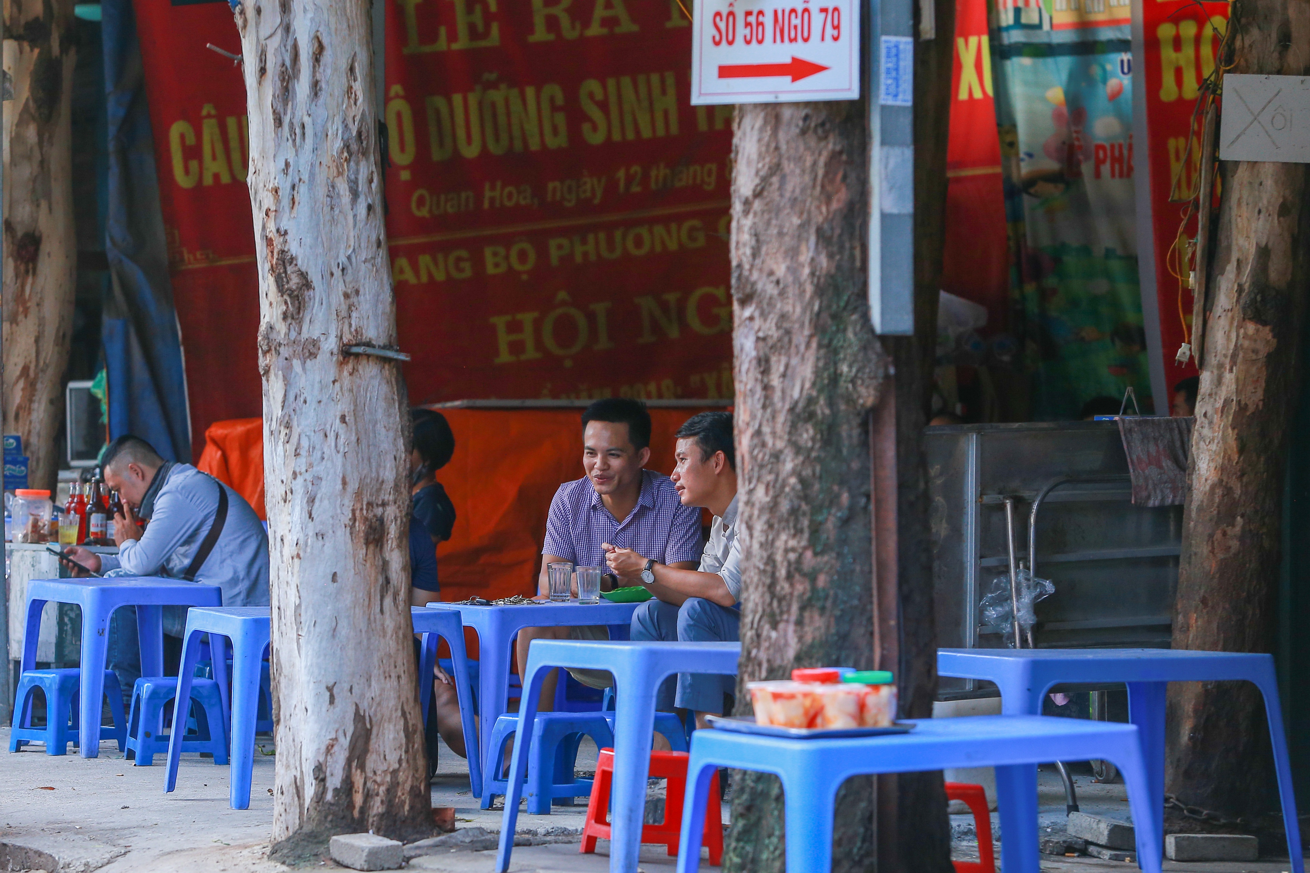 nguoi dan ha noi van tho o voi lenh deo khau trang noi cong cong