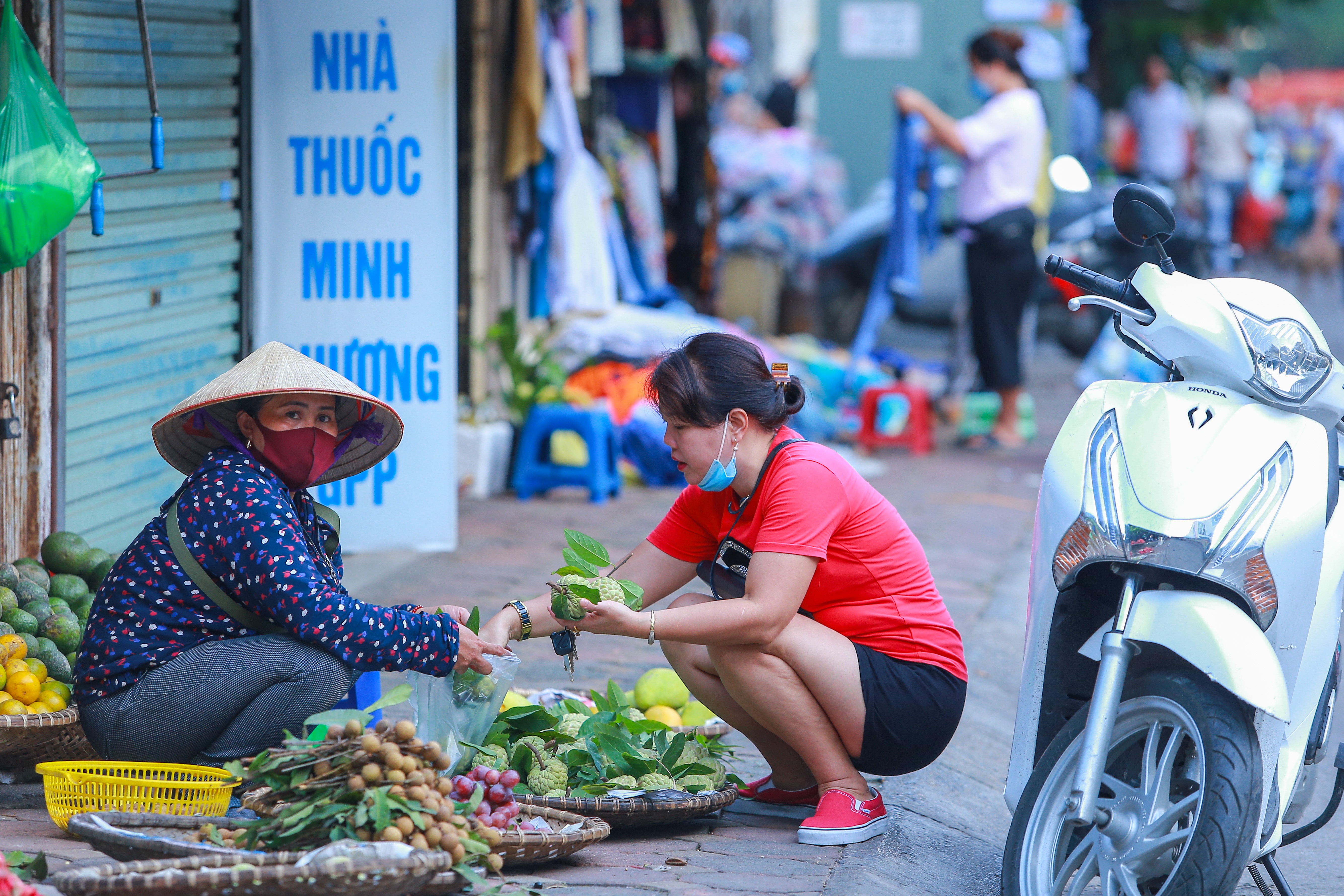 nguoi dan ha noi van tho o voi lenh deo khau trang noi cong cong