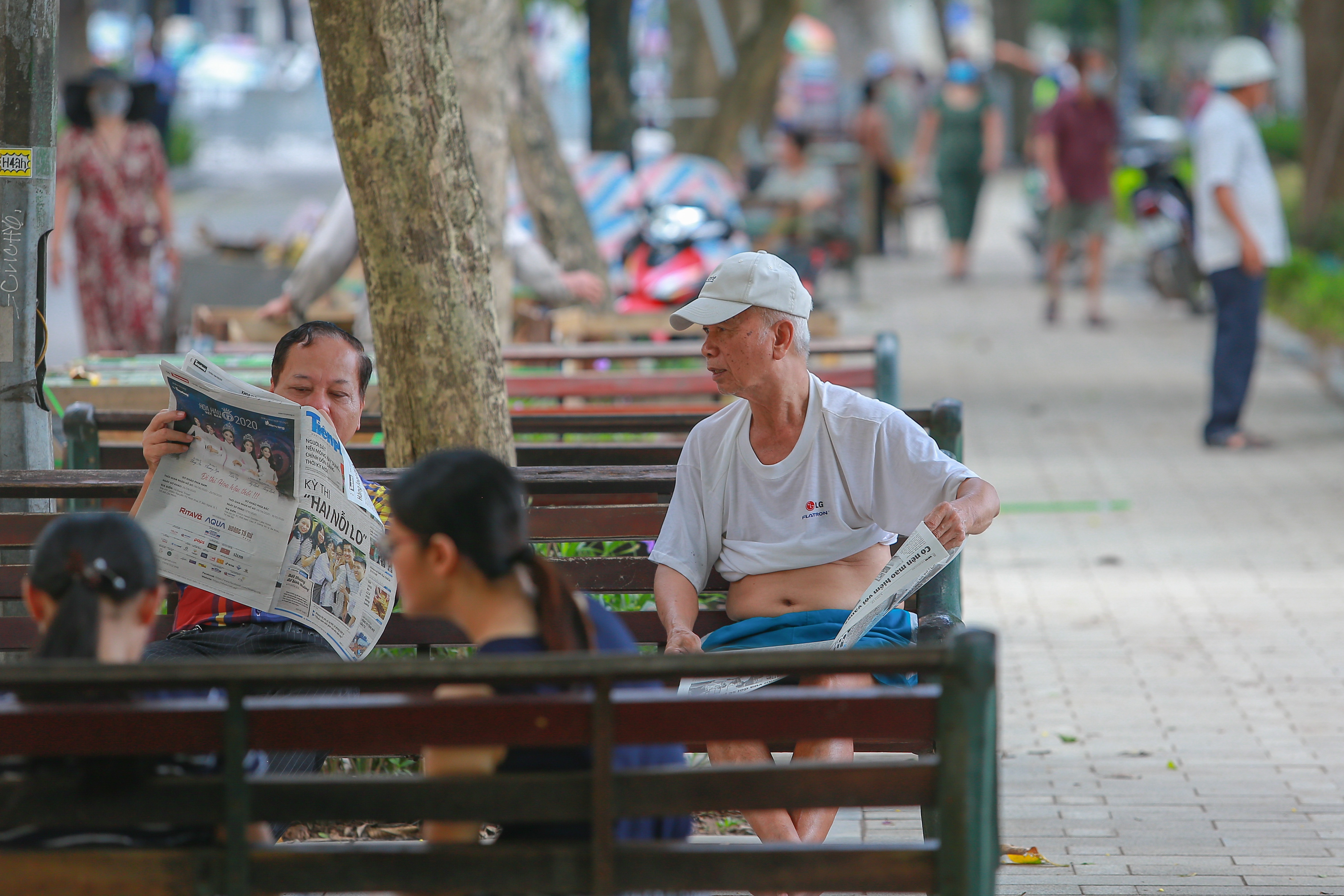 nguoi dan ha noi van tho o voi lenh deo khau trang noi cong cong