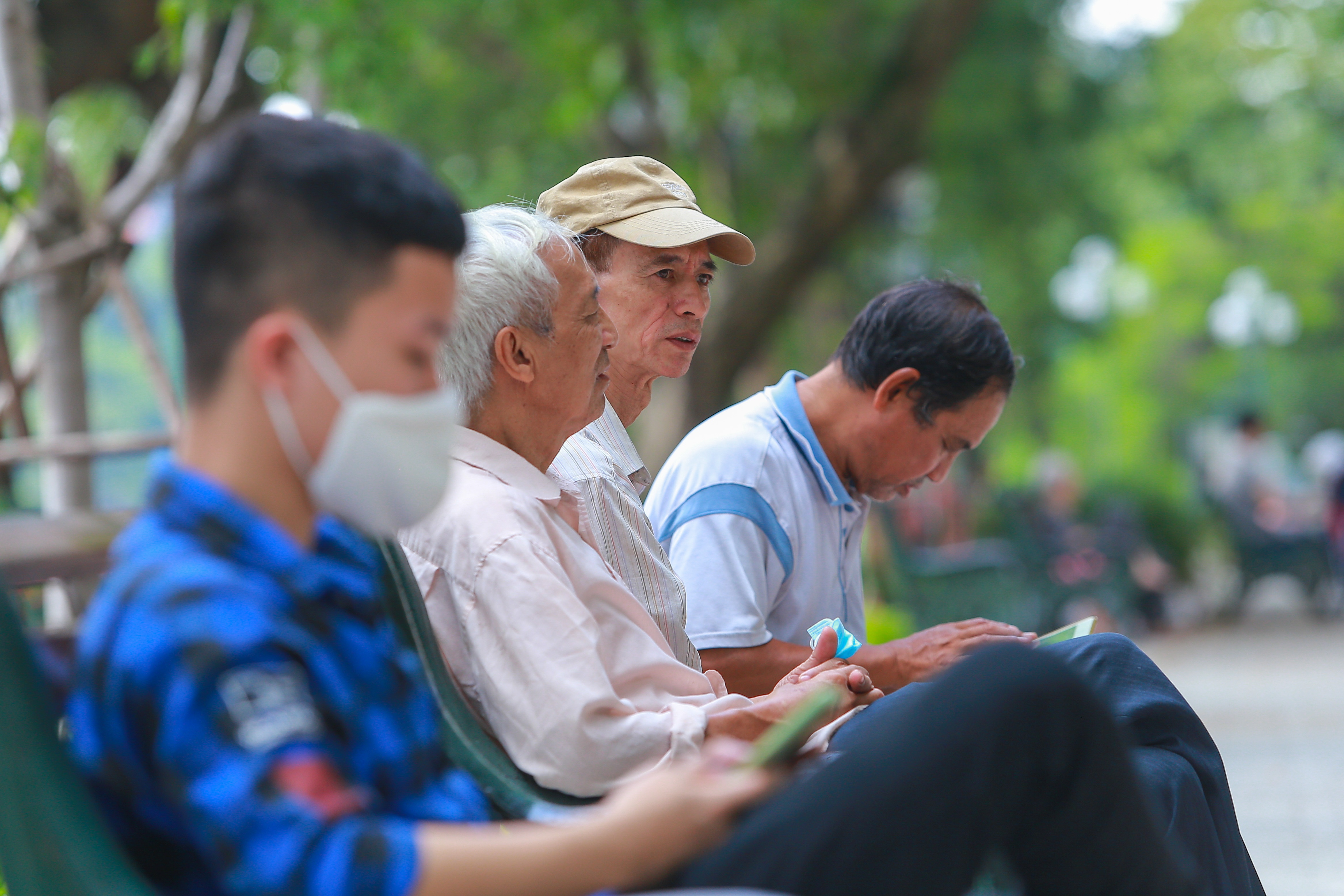 nguoi dan ha noi van tho o voi lenh deo khau trang noi cong cong