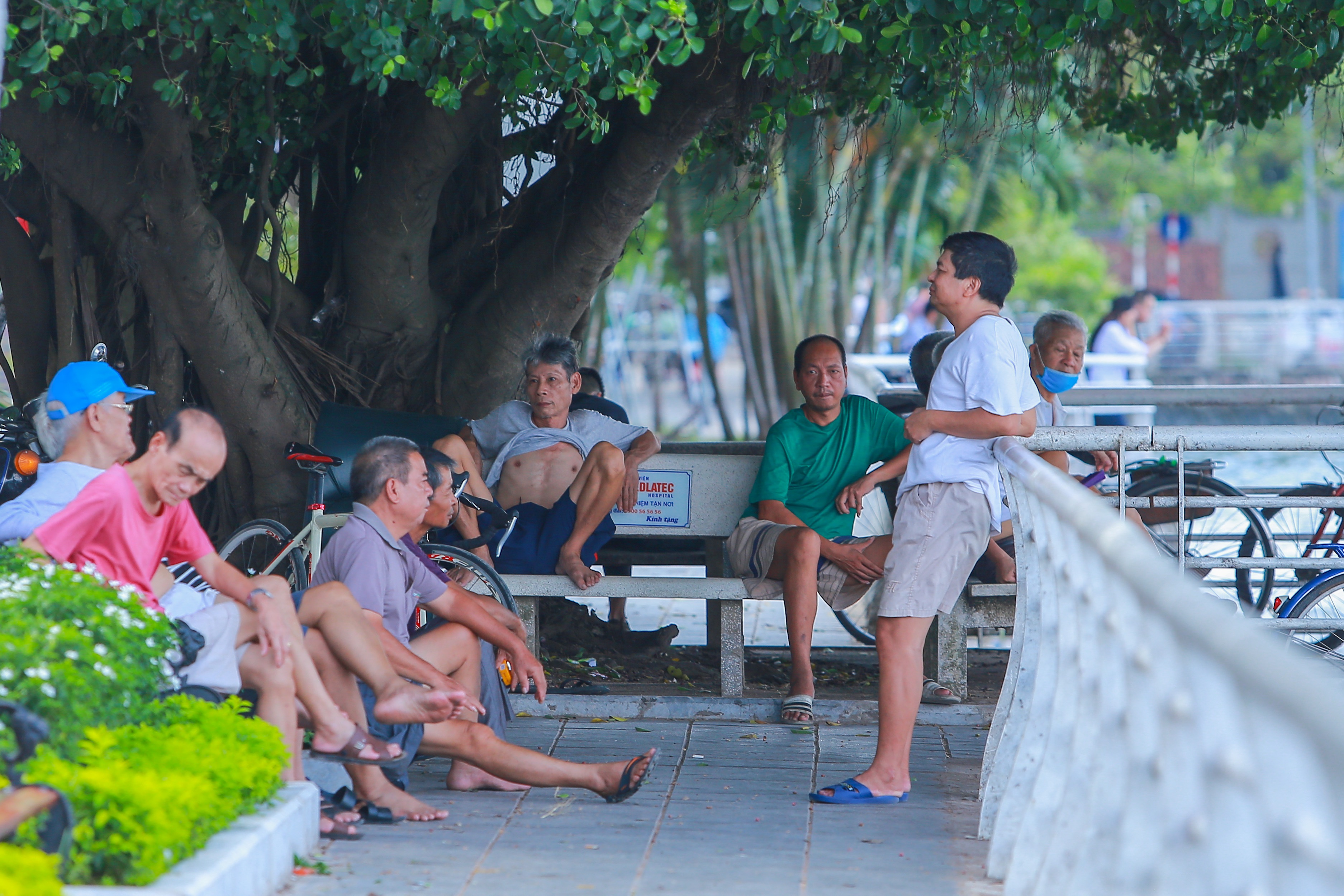 nguoi dan ha noi van tho o voi lenh deo khau trang noi cong cong