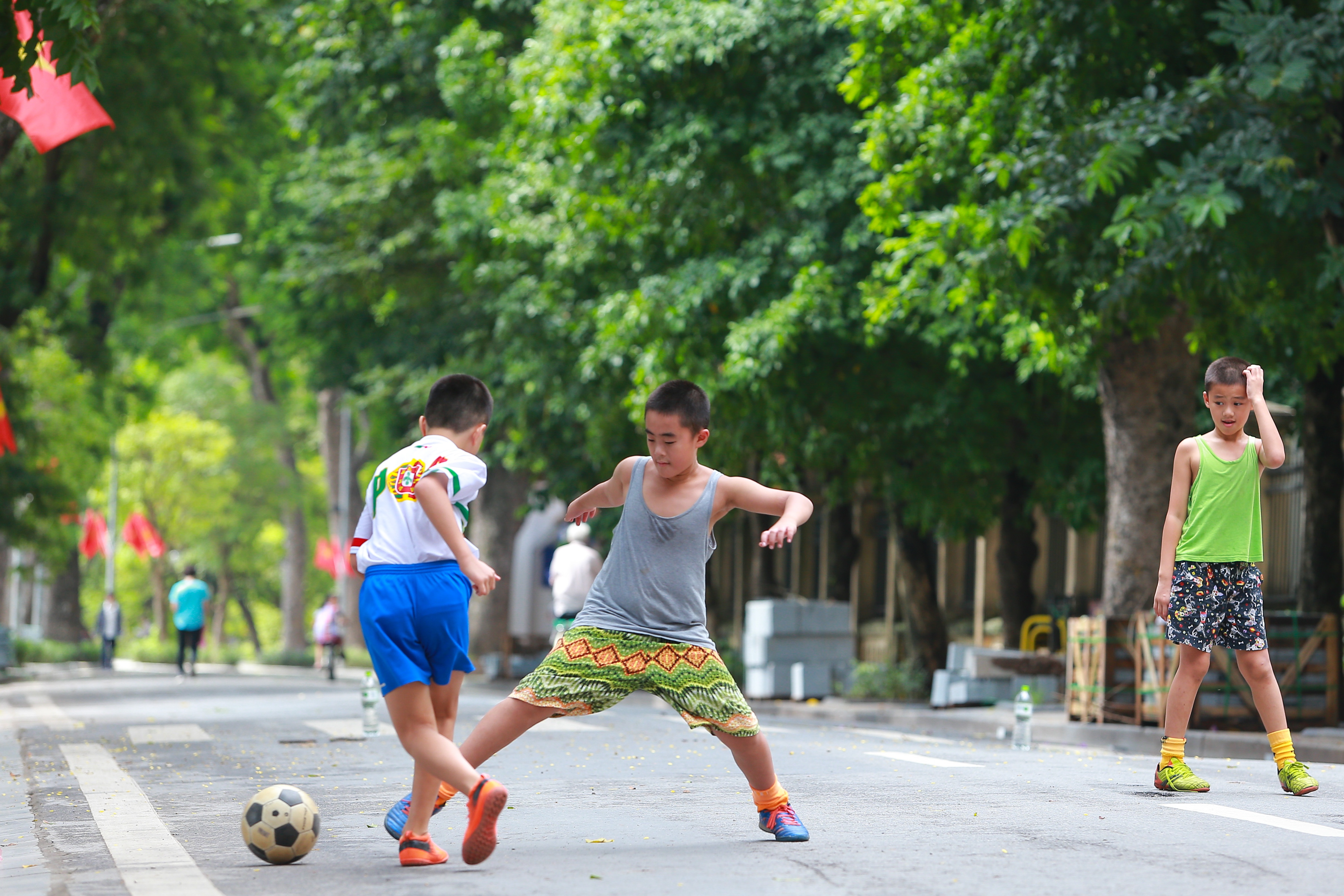 nguoi dan ha noi van tho o voi lenh deo khau trang noi cong cong