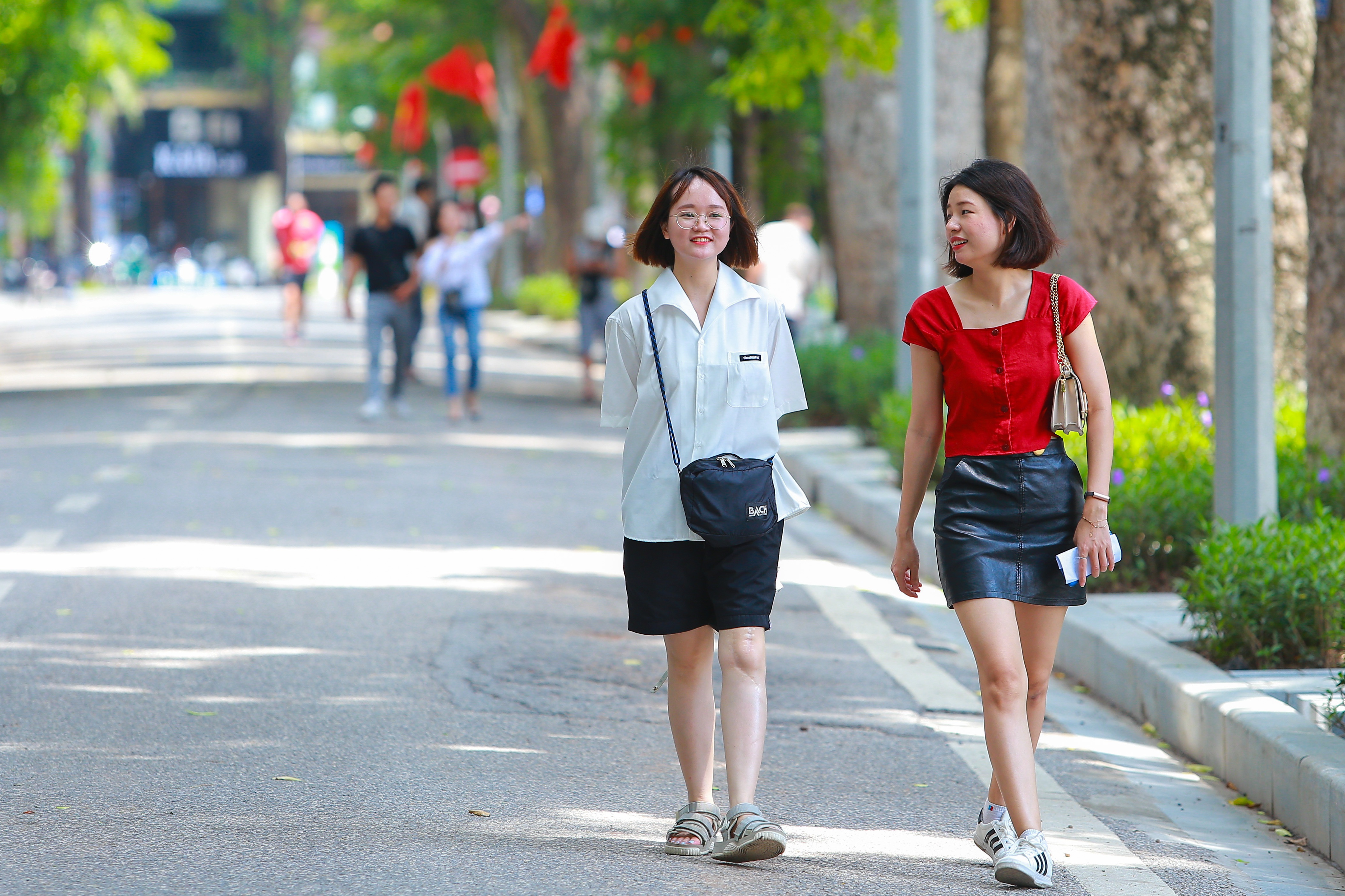 nguoi dan ha noi van tho o voi lenh deo khau trang noi cong cong