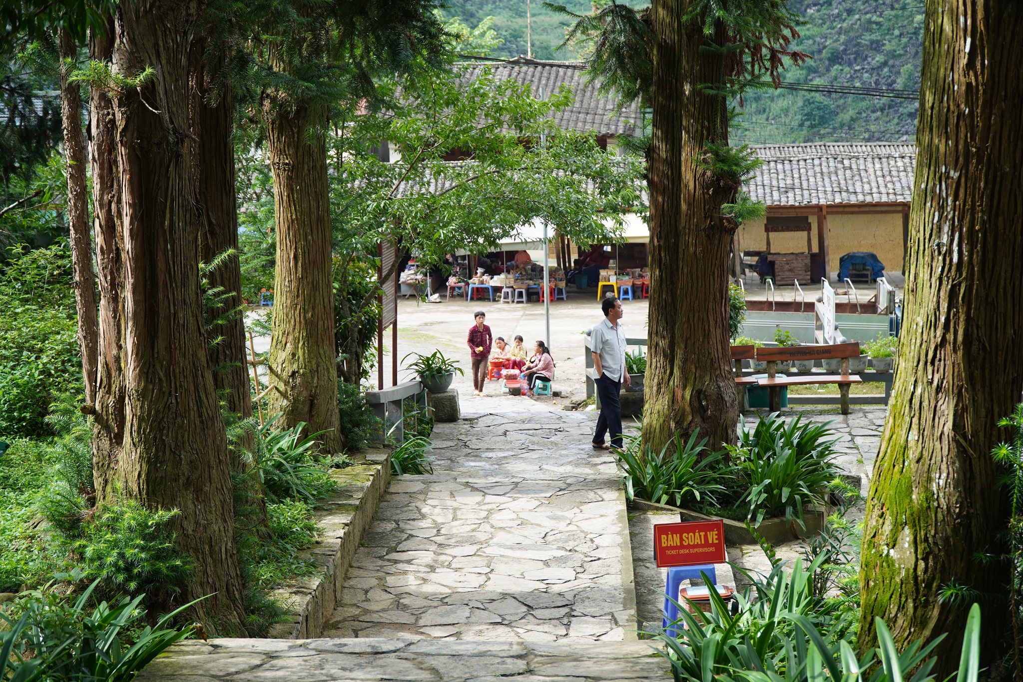 dinh thu tram tuoi xay gan 10 nam moi xong cua lanh chua vung tay bac