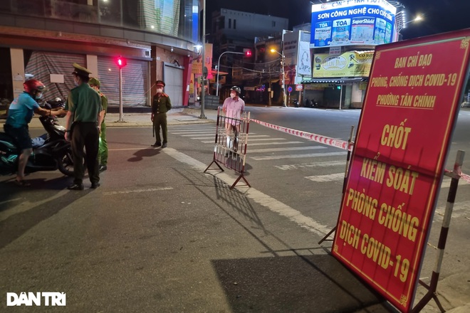 Đêm đầu Đà Nẵng làm mạnh hơn Chỉ thị 16: Người ra đường phải trình lý do - 1 Đêm đầu Đà Nẵng làm mạnh hơn Chỉ thị 16: Người ra đường phải trình lý do - 1