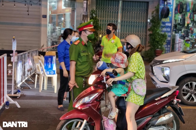 Đêm đầu Đà Nẵng làm mạnh hơn Chỉ thị 16: Người ra đường phải trình lý do - 3 Đêm đầu Đà Nẵng làm mạnh hơn Chỉ thị 16: Người ra đường phải trình lý do - 3