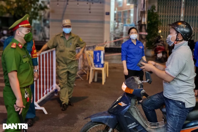 Đêm đầu Đà Nẵng làm mạnh hơn Chỉ thị 16: Người ra đường phải trình lý do - 7 Đêm đầu Đà Nẵng làm mạnh hơn Chỉ thị 16: Người ra đường phải trình lý do - 7