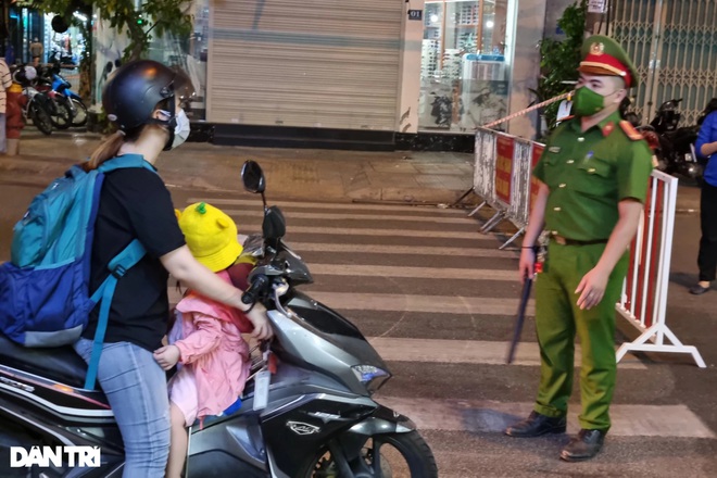 Đêm đầu Đà Nẵng làm mạnh hơn Chỉ thị 16: Người ra đường phải trình lý do - 4 Đêm đầu Đà Nẵng làm mạnh hơn Chỉ thị 16: Người ra đường phải trình lý do - 4