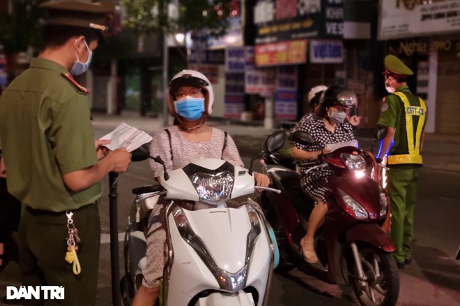 Đêm đầu Đà Nẵng làm mạnh hơn Chỉ thị 16: Người ra đường phải trình lý do - 6 Đêm đầu Đà Nẵng làm mạnh hơn Chỉ thị 16: Người ra đường phải trình lý do - 6