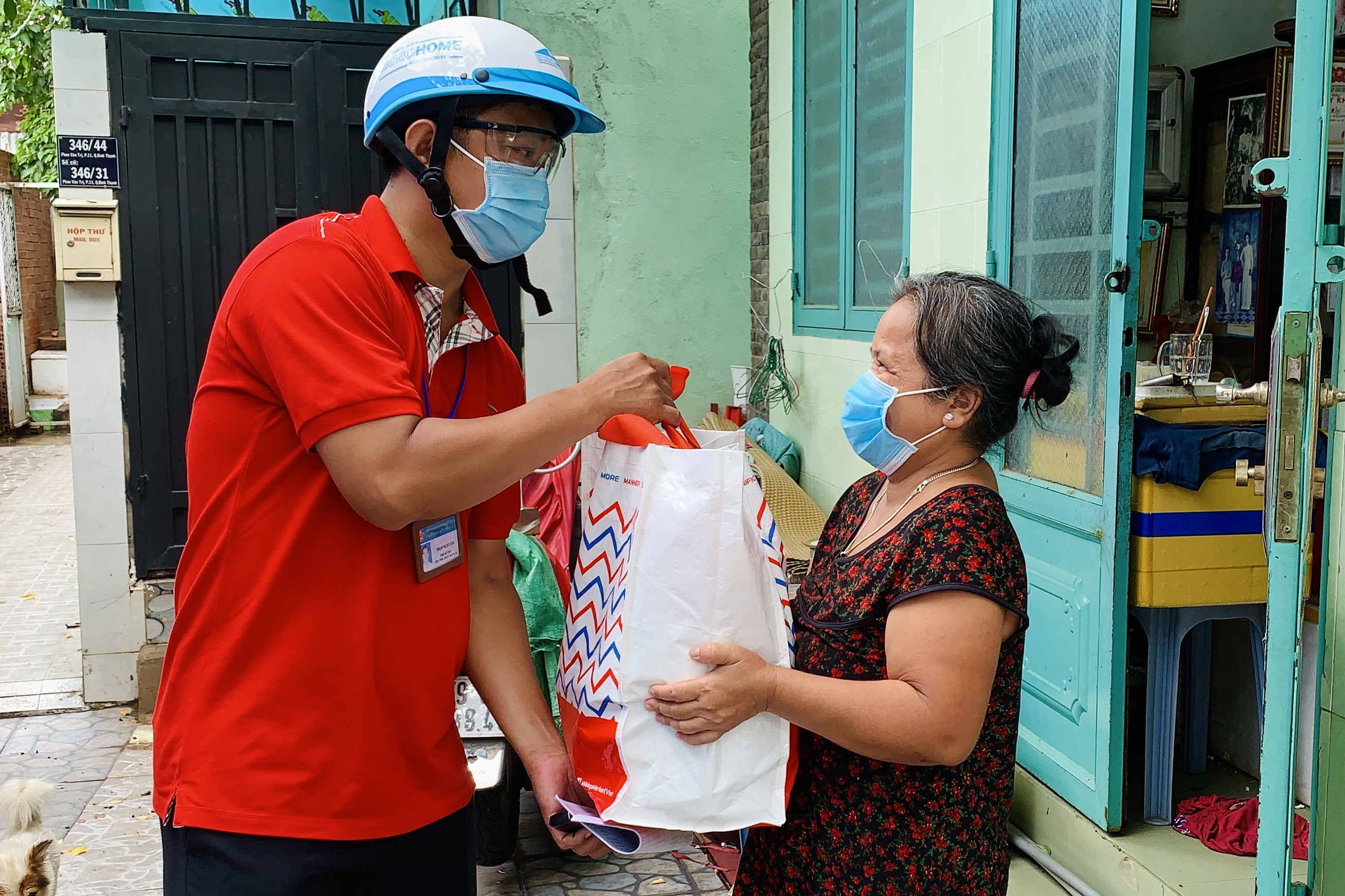Túi an sinh đến với người dân xóm rác Sài Gòn - 7