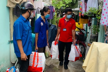 Túi an sinh đến với người dân "xóm rác" Sài Gòn