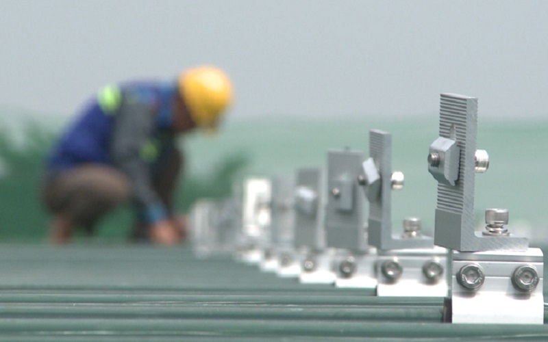 Lắp đặt điện mặt trời mái nhà tại Bình Dương (ảnh: Hùng Phi)
