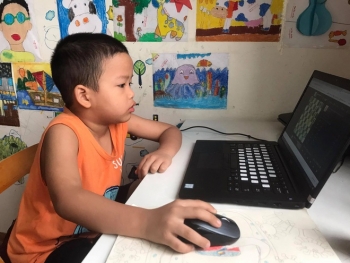 Một tiết con học online, bố "giật" máy 4 lần nghe điện thoại