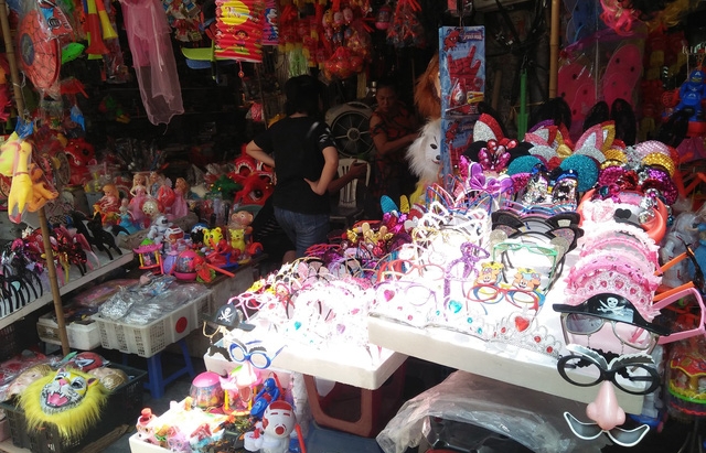 Đồ chơi Trung thu truyền thống: “Nhập thì nhiều, bán chả được bao nhiêu”