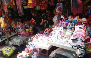 Đồ chơi Trung thu truyền thống: “Nhập thì nhiều, bán chả được bao nhiêu”
