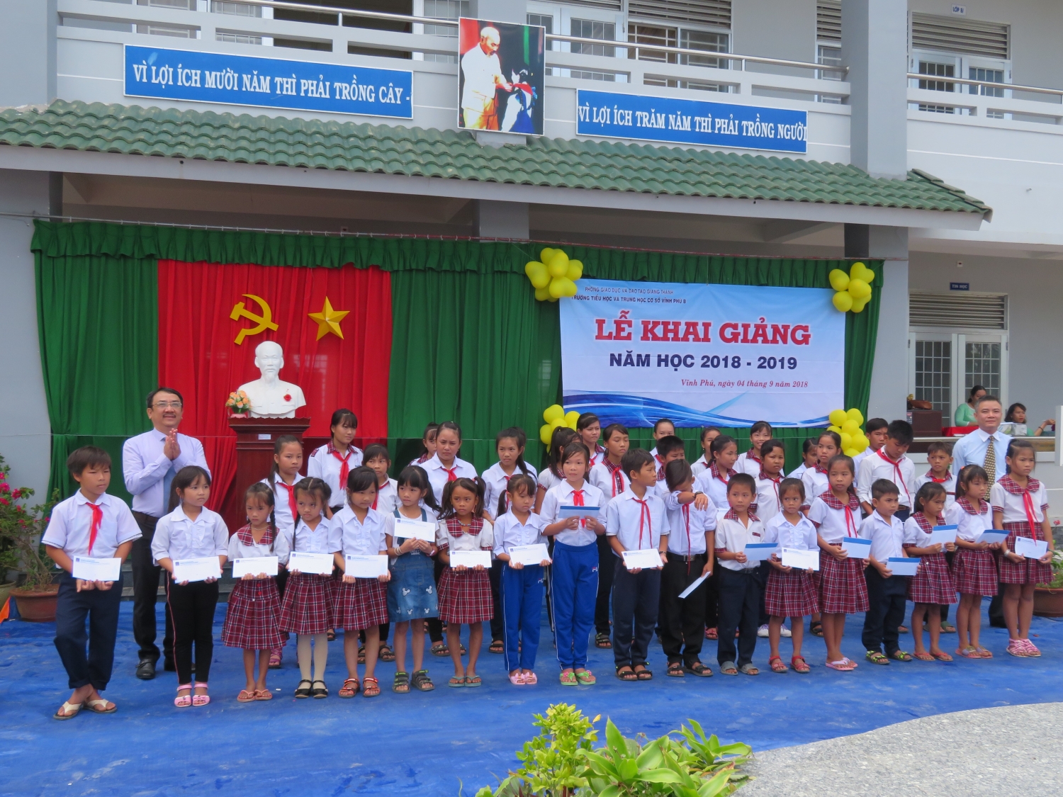 phu quoc poc trao hoc bong cho hoc sinh ngheo tinh kien giang nhan dip nam hoc moi