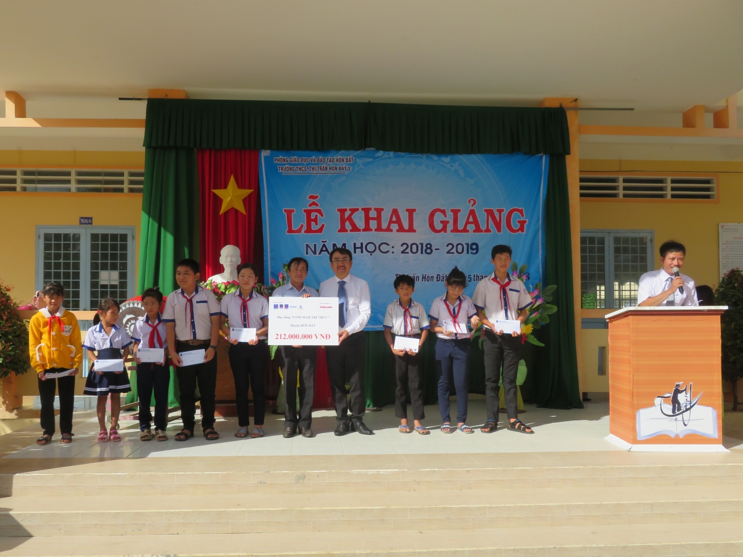 phu quoc poc trao hoc bong cho hoc sinh ngheo tinh kien giang nhan dip nam hoc moi