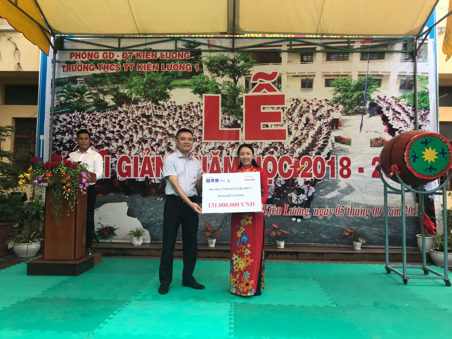 phu quoc poc trao hoc bong cho hoc sinh ngheo tinh kien giang nhan dip nam hoc moi