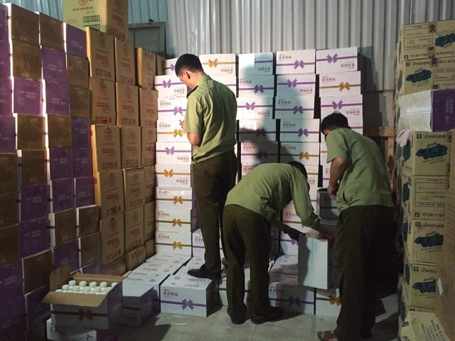 Hà Nội: Ập vào kho hàng thu 2.500 thùng sữa chua đang “hot” với giới trẻ - 1