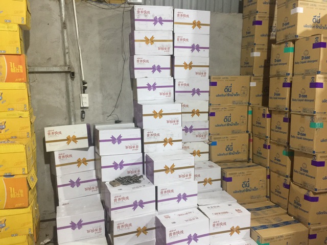 Hà Nội: Ập vào kho hàng thu 2.500 thùng sữa chua đang “hot” với giới trẻ - 2