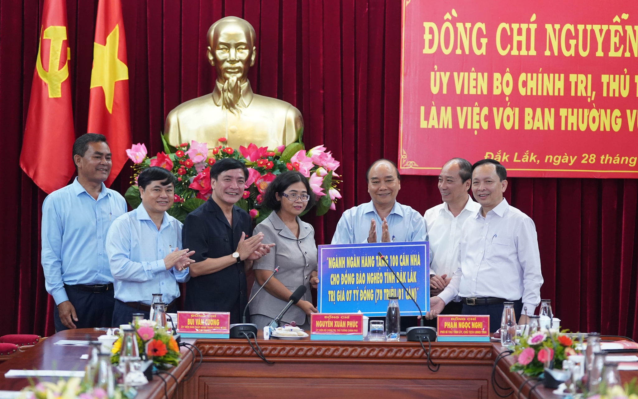 5008-thu-tuong-trao-100-can-nha-tinh-nghia-cua-nganh-ngan-hang-tang-nguoi-ngheo-tinh-dak-lak