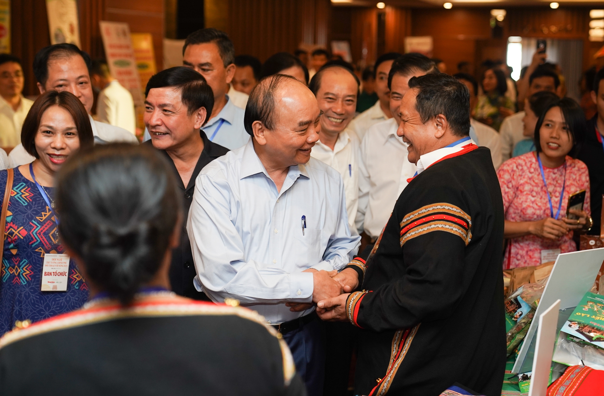 5012-ttg-chu-tri-doi-thoai-voi-nong-dan-1