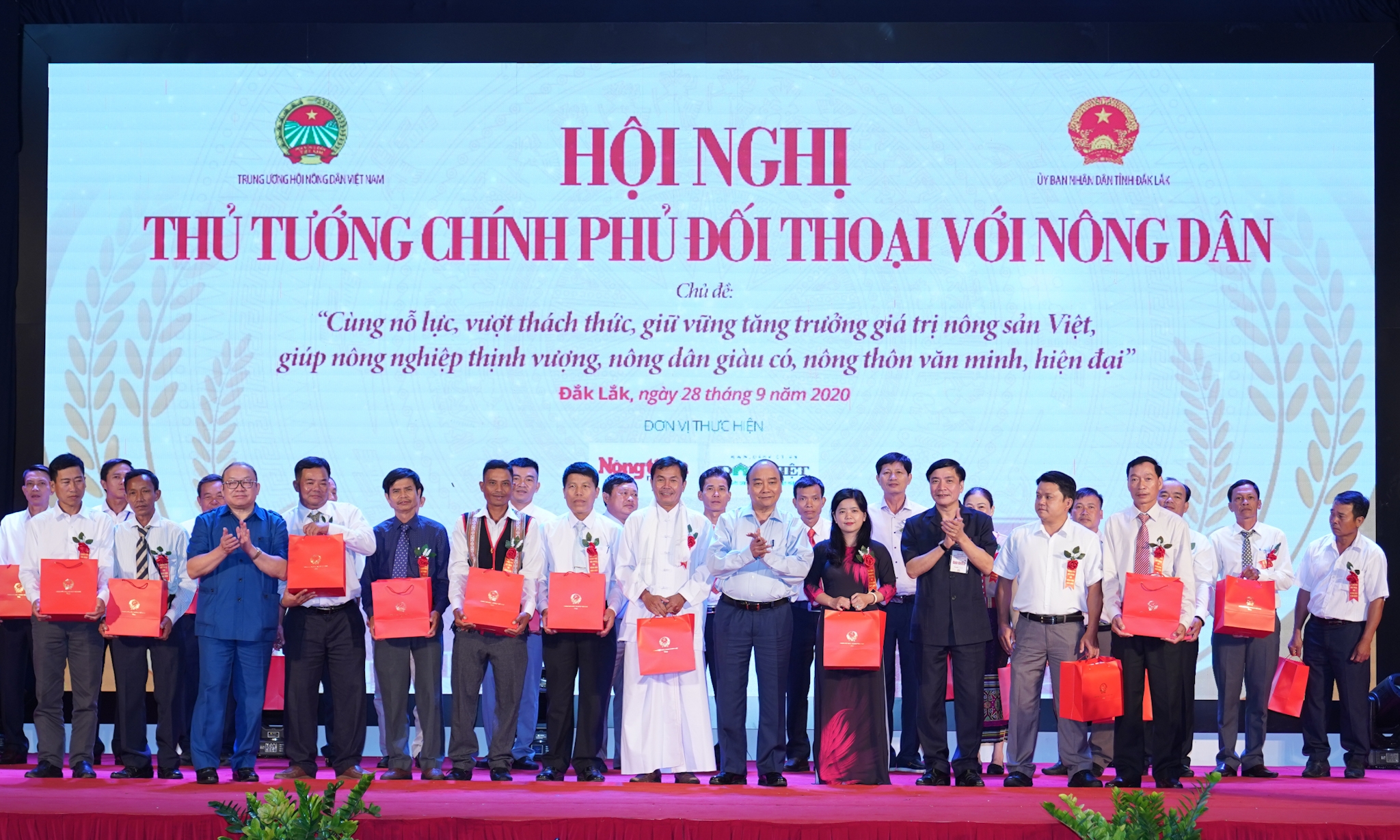 5035-ttg-chu-tri-doi-thoai-voi-nong-dan-6