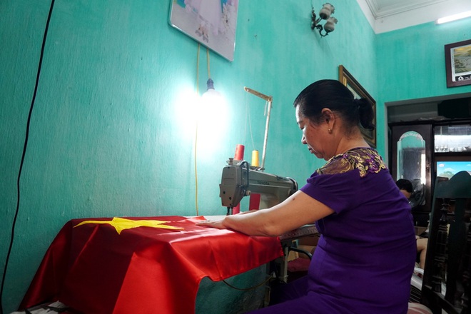 Gia đình 3 thế hệ gần 40 năm may cờ Tổ quốc - 1