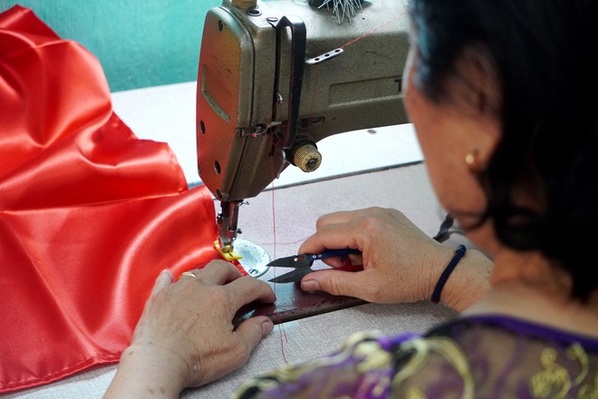 Gia đình 3 thế hệ gần 40 năm may cờ Tổ quốc - 4